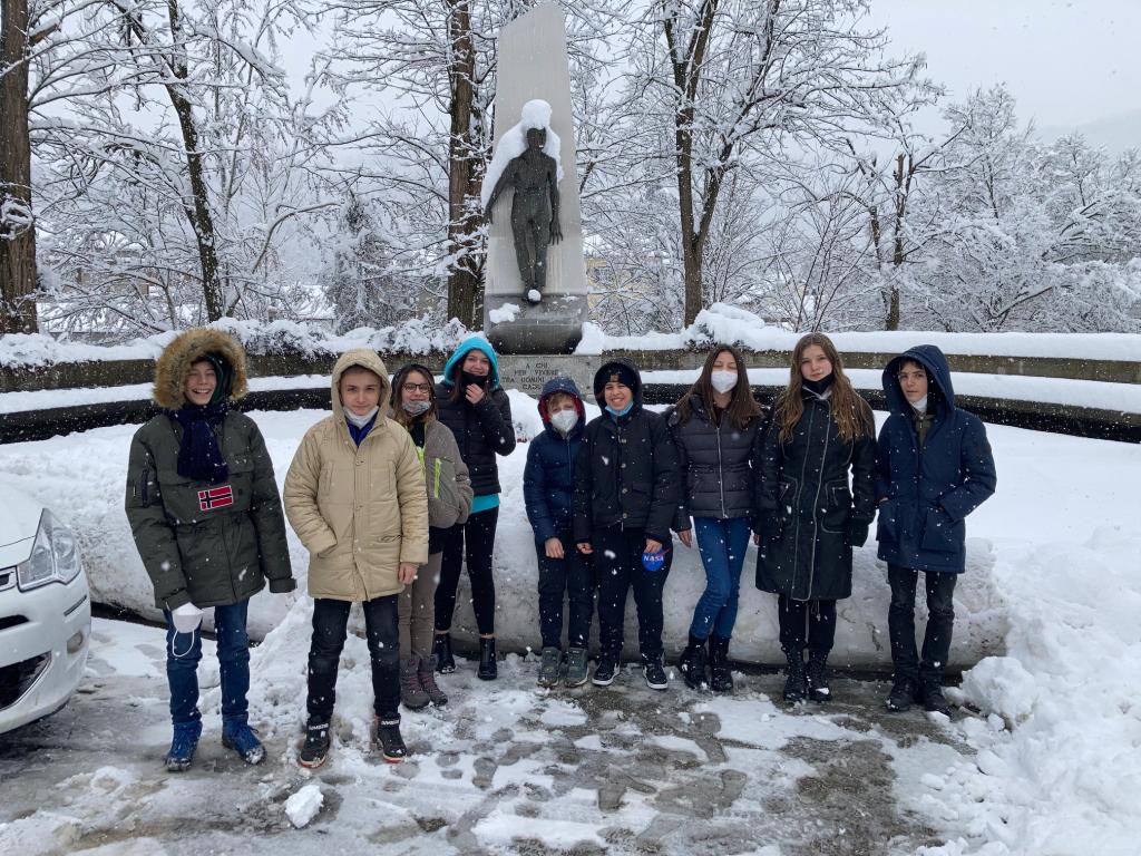 Davanti al monumento innevato di San Sebastiano Curone La nostra classe sotto la neve