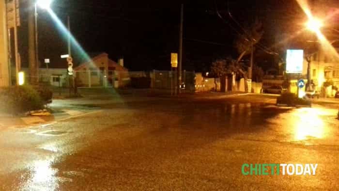 Fonte dell'immagine e propietà: Chieti Today.it https://www.chietitoday.it/social/segnalazioni/perdita-acqua-piazza-mons-venturi.html#page