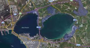 La grande bellezza dall'alto Immagine satellitare dei due seni del Mar Piccolo di Taranto