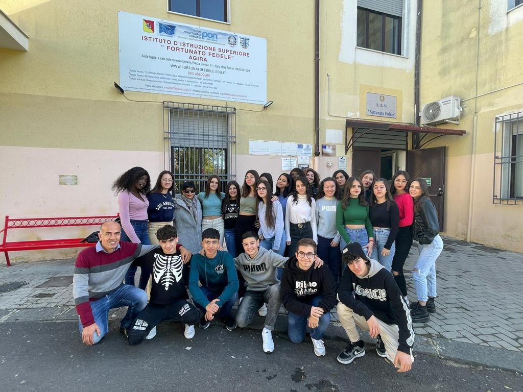 FOTO DELLA CLASSE 2AE LICEO DELLE SCIENZE UMANE AGIRA