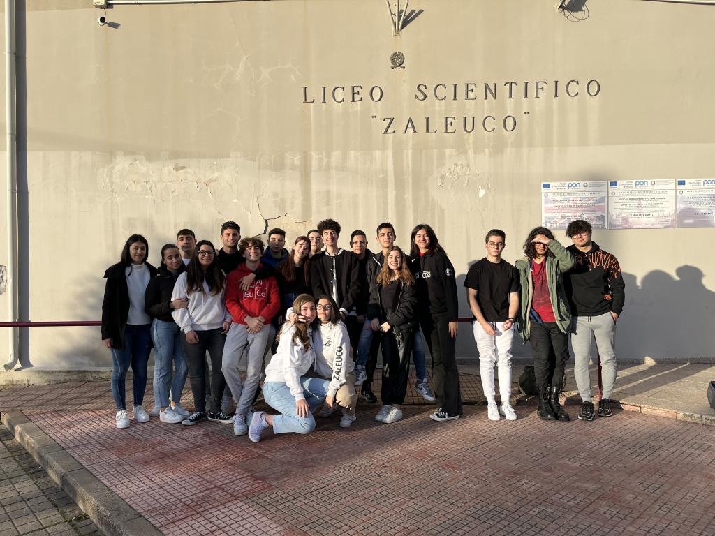 Siamo la classe 4D del Liceo Scientifico “Zaleuco” di Locri (RC) e ci stiamo impegnando a presentare all’Europa il nostro territorio e le sue potenzialità. Vogliamo attirare l’attenzione e l’interesse della comunità locrese ed europea, in modo da riuscire a trasmettere la bellezza e la singolarità del Museo e Parco archeologico nazionale di Locri. ArcheoZaleuco