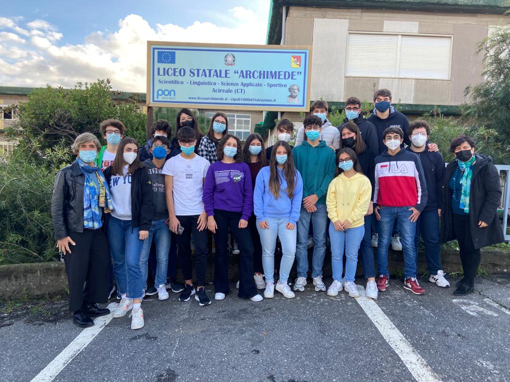 UTILIZZO DI BIOMASSA DA CANAPA INDUSTRIALE PER LA PRODUZIONE DI ENERGIA E NUOVI BIOCHEMICALS Il BioGeneration team è composto dagli alunni delle classi del Liceo scientifico Archimede, Acireale (CT)