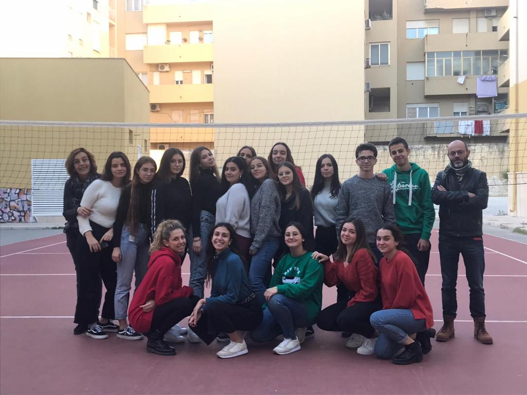 Foto di gruppo del team "Nova Eryx" della 3^ H  del liceo linguistico "R. Salvo" di Trapani