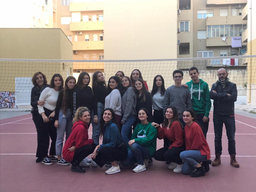 Il Team Nova Eryx Foto di gruppo del team "Nova Eryx" della 3^ H del liceo linguistico "R. Salvo" di Trapani