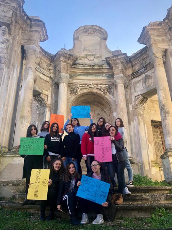 Il team "Ruviano Mania" Tutto il gruppo riunito e diviso nei vari sotto-gruppi. Sullo sfondo... l'esedra, presente all'interno della nostra scuola!