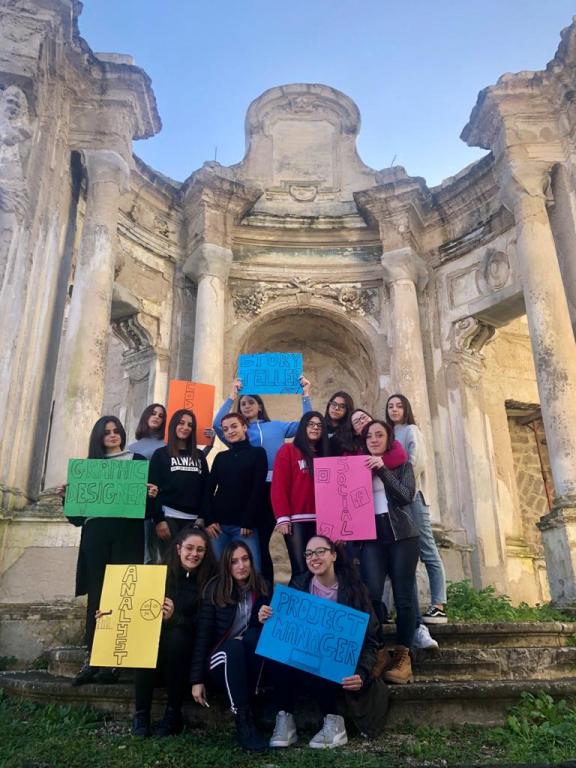 Tutto il gruppo riunito e diviso nei vari sotto-gruppi. Sullo sfondo... l'esedra, presente all'interno della nostra scuola!