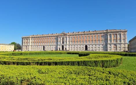 Reggia di Caserta in lontananza