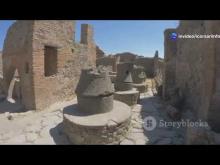 Scopri con noi, in questo video di 3 min. , il Parco Archeologico di Ercolano, un tesoro dell'antica Roma che ci offre un'affascinante panoramica delle case, strade ed edifici dell'epoca.