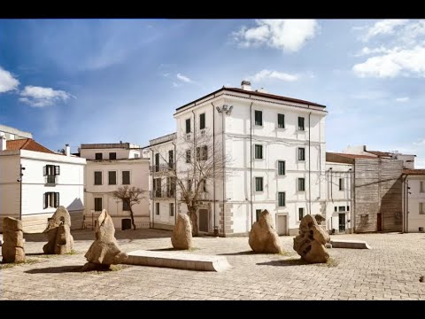 Il team A.M.A.N visita gli edifici protagonisti dell'ampliamento del museo MAN: Ex-Albergo Sotgiu ed Ex-Casa Deriu, in piazza Sebastiano Satta a Nuoro.